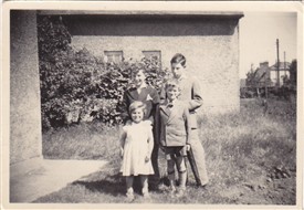 Photo:Len and siblings at Weir Pond Rd