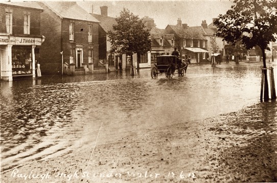 Photo:A very flooded Rayleigh High Street at the turn of the 20th century
